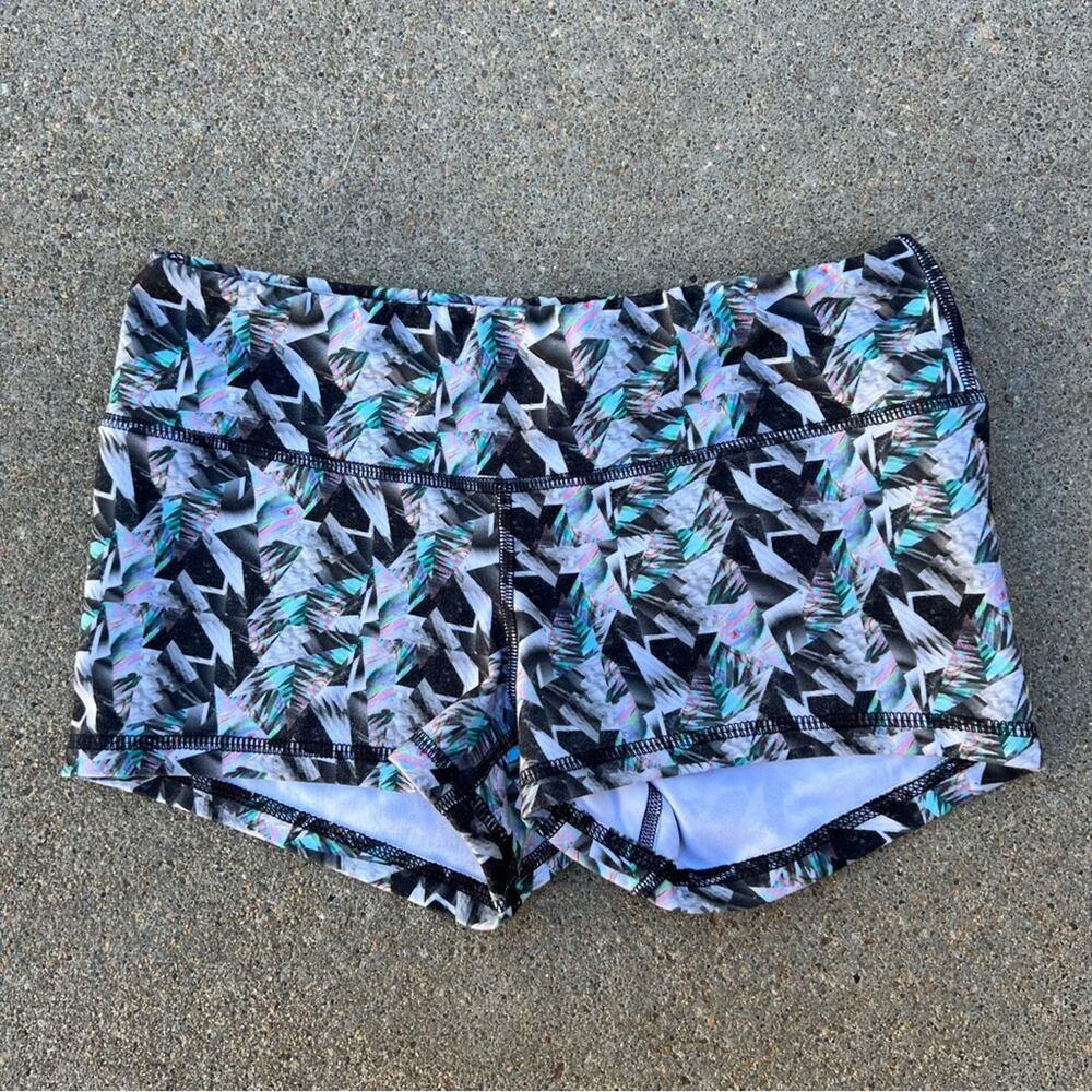 Fleo Reward Shorts 2.5” inseam black onyx platinum geometric SMALL